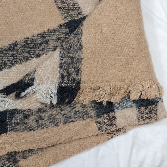 Burberry look soft feel poncho, no name or size - Picture 4 of 8